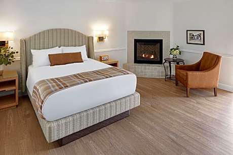 Deluxe Queen + Fireplace (ADA)