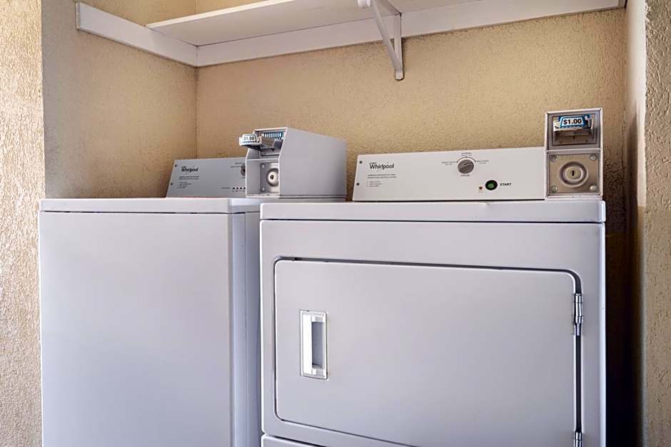 Days Inn by Wyndham Macon I-475