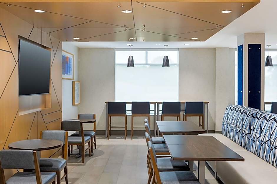 Holiday Inn Express & Suites Ottawa East-Orleans By IHG