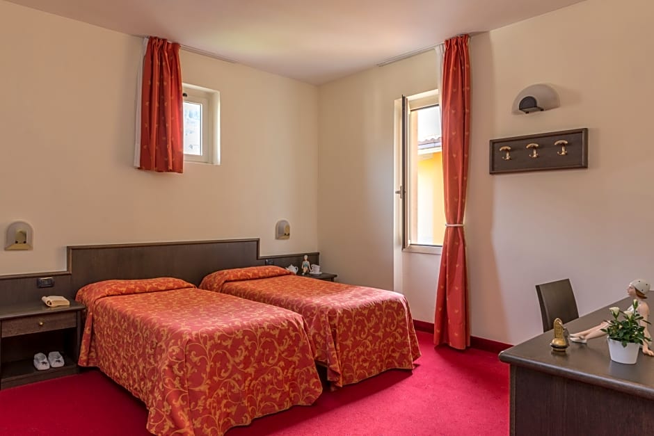 Foto 1 di 3 di Basic 1 Double Bed or 2 Beds
