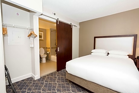 King Room with Accessible Tub - Mobility and Hearing Access/Non-Smoking