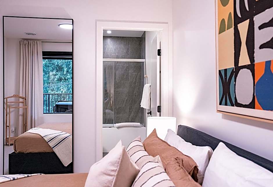 Snow & Swing Getaway - Three Bedrooms with Hot Tub (Stay Revy)