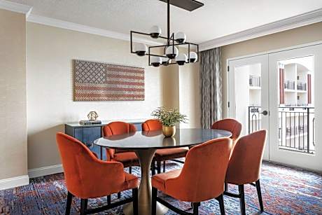 1 Bedroom Suite, 1 King, Atrium view