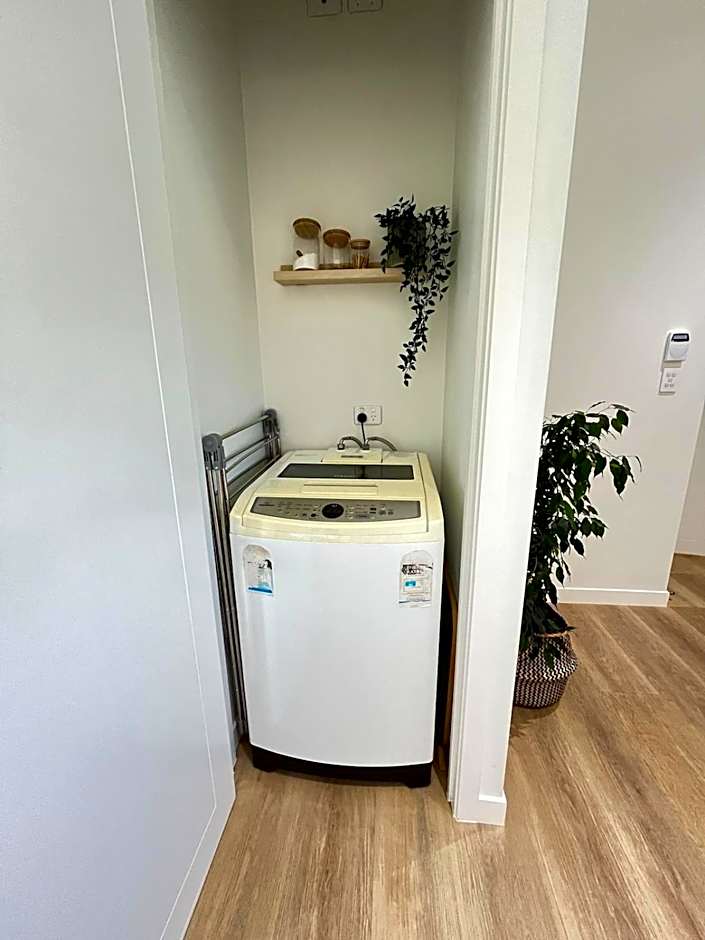 Jandals & Joy Lakefront Retreat