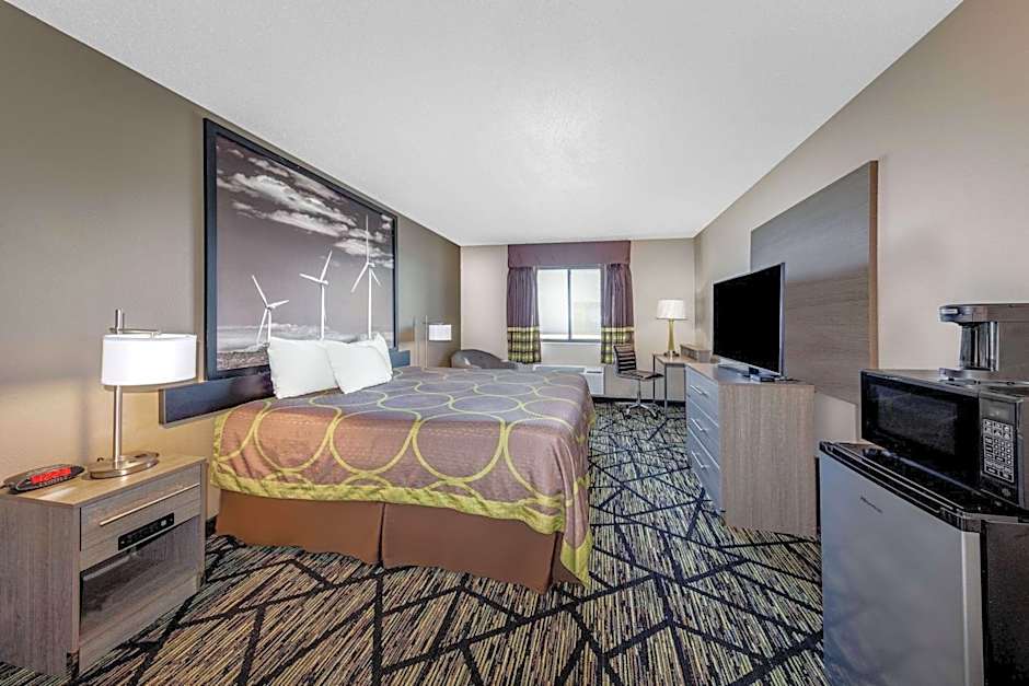 Super 8 by Wyndham Pratt