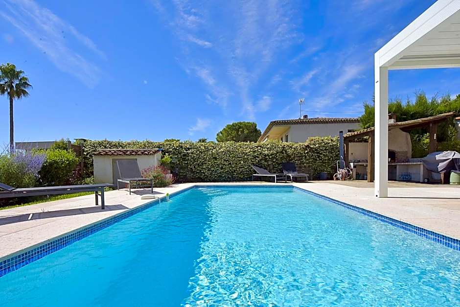 Family house with swimming pool & sea view