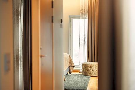 1 King Bed, Non-Smoking, Junior Suite, Upper Floor, Sea View, Living Room, Bathtub, Full Breakfast