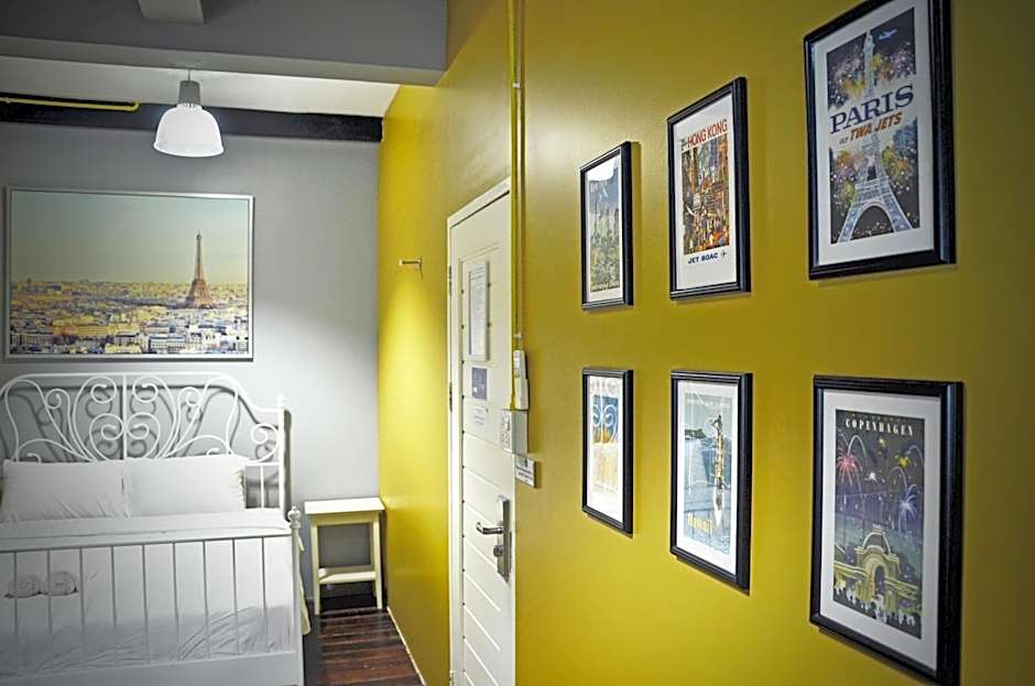 Goodfellas Thong lo Hostel #Check in time needed#