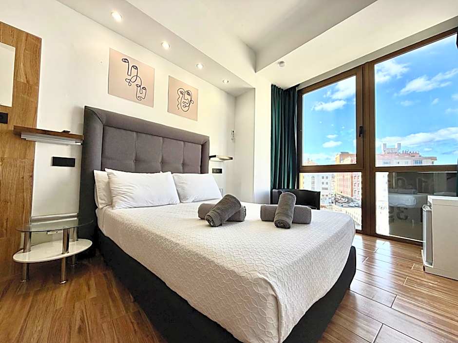 Ilustre - City-View Rooms with AC in Málaga's Old Town - Steps from Calle Larios and the Thyssen