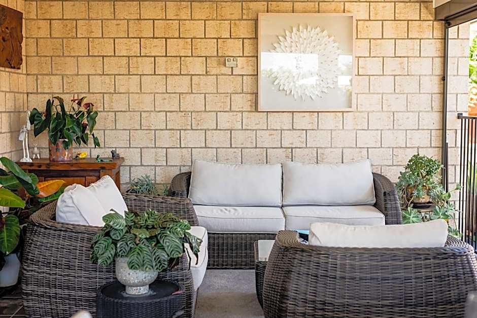 Entertainer's Paradise! Child & pet friendly Pool spa, movie room - close to Australia Zoo