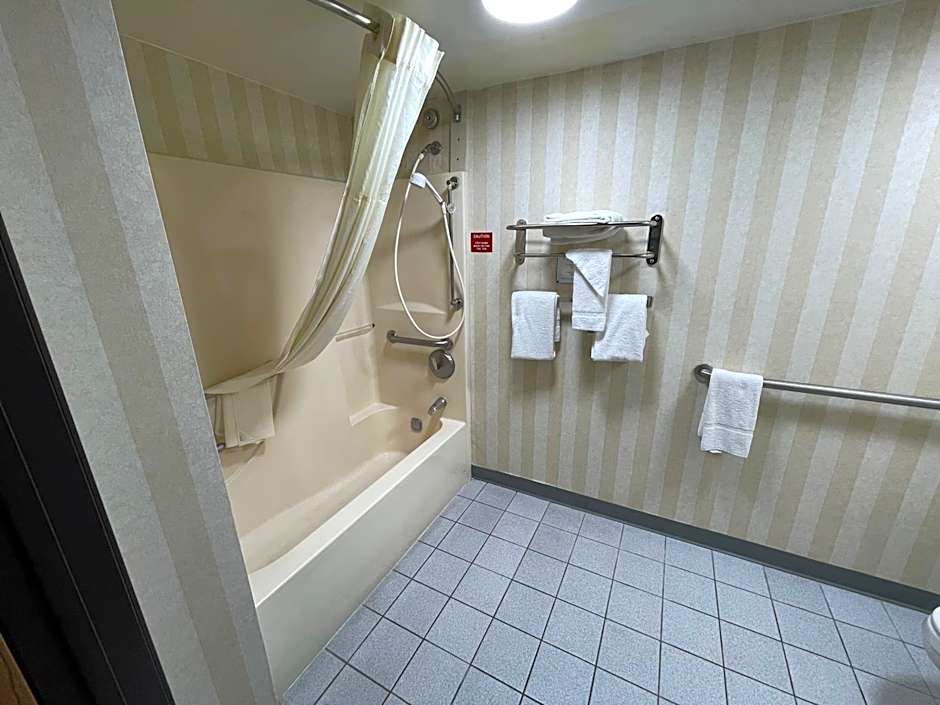 Quality Inn & Suites North Gibsonia