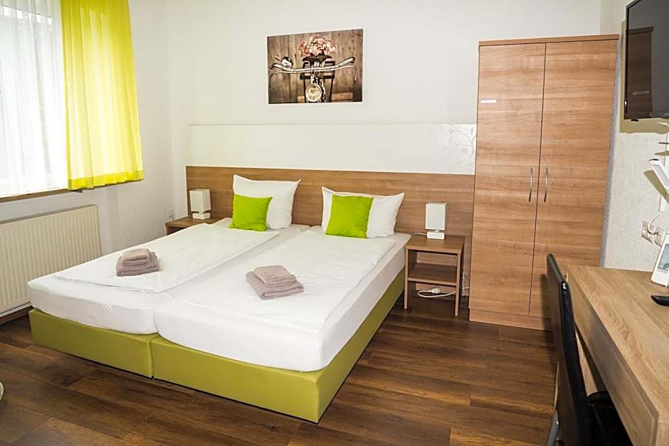 B&B Outlet Hotel - Metzingen - Bad Urach - Free Parking