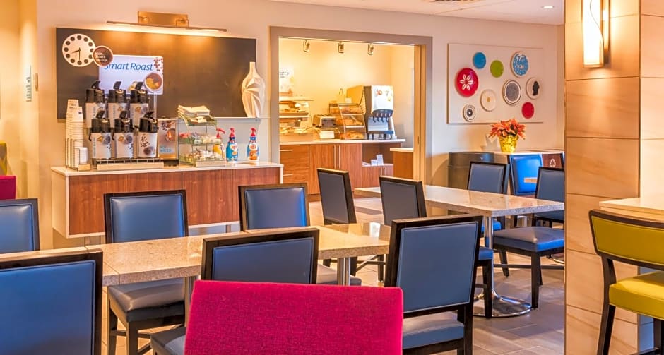 Holiday Inn Express Charleston US Highway 17 & I-526, an IHG Hotel