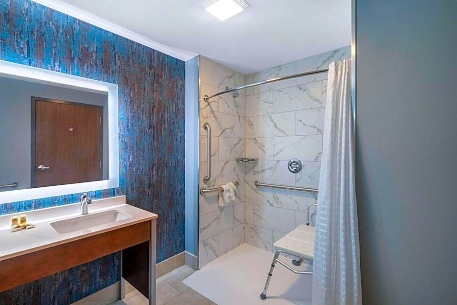 La Quinta Inn & Suites by Wyndham Louisville East