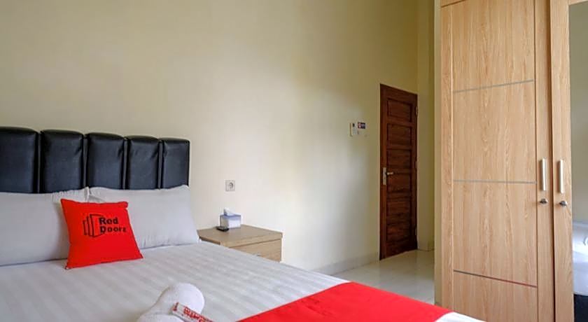 RedDoorz Syariah near Purwosari Train Station