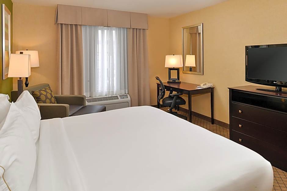 Holiday Inn Express Woodland By IHG