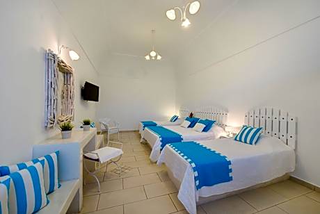 Quadruple Room with shared Patio