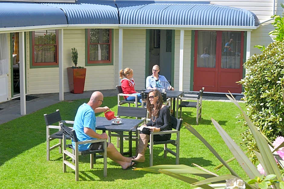 Ducks & Drakes Boutique Motel & Backpackers