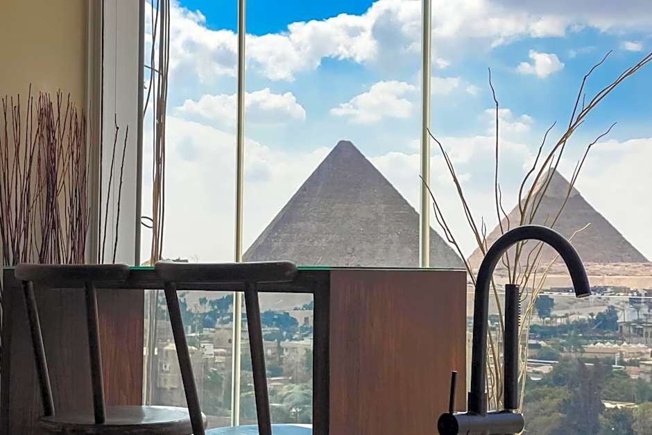 The Pyramids Horizon Studio w Bathtub