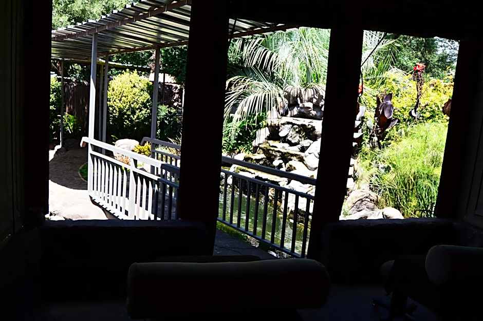 Crystal Rose Lodge & Spa