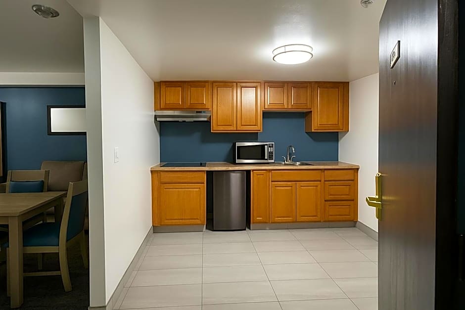 Oyster Bay Inn & Suites