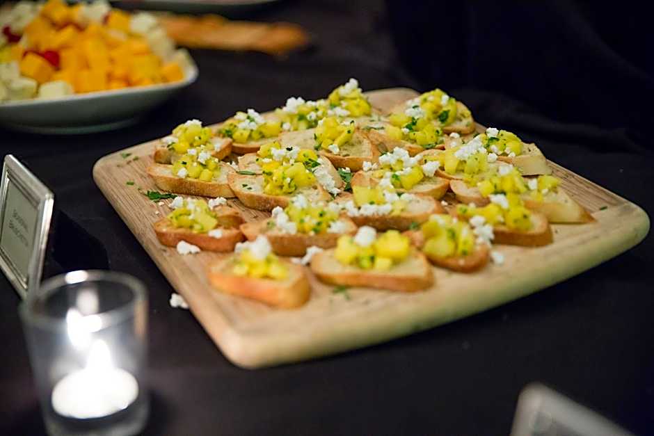 Holiday Inn Hotel & Suites Bloomington Airport By IHG