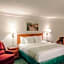 La Quinta Inn & Suites by Wyndham Indianapolis Airport Lynhurst