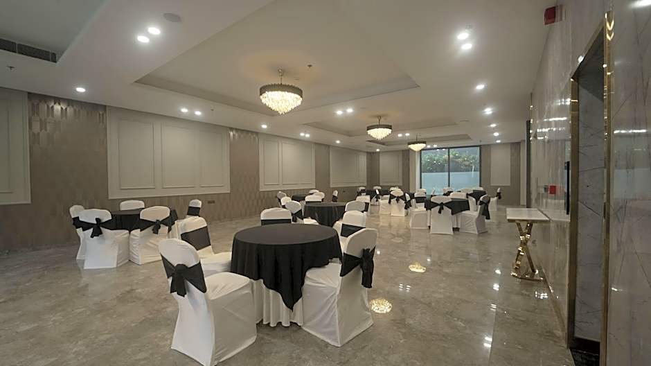 Saltstayz Select - Golf Course Road & Sector 57