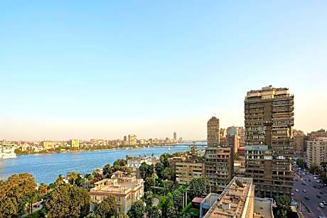 Executive Suite, Club lounge access, 1 King, Partial River view, Balcony