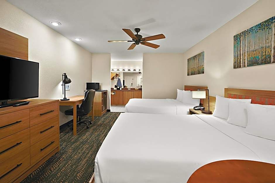 La Fuente Inn & Suites