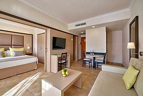 One-Bedroom Swim up Suite