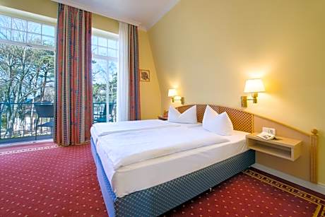 Family Room Inland Facing (2 Adults + 4 Children)