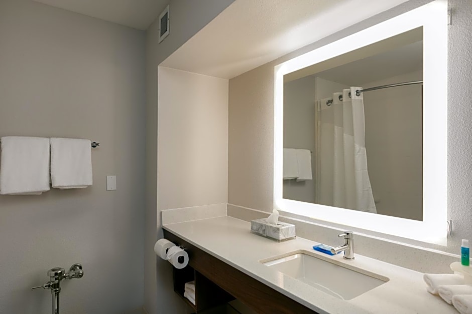 Holiday Inn Express & Suites Milton East I-10, an IHG Hotel