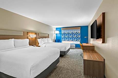 Standard Queen Room with Two Queen Beds and Mobility Accessible Tub