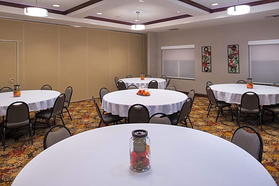 Holiday Inn Express & Suites Pittsburg By IHG