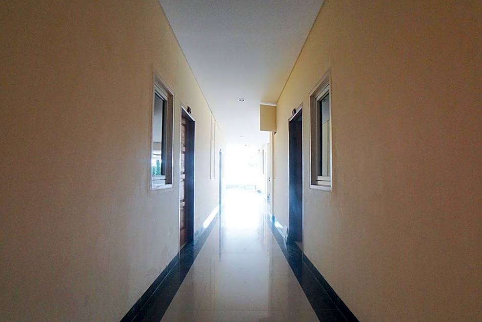 RedDoorz Plus near Green Pramuka Square Mall