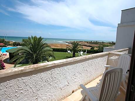 Simple  Sunny Stay by the Sea