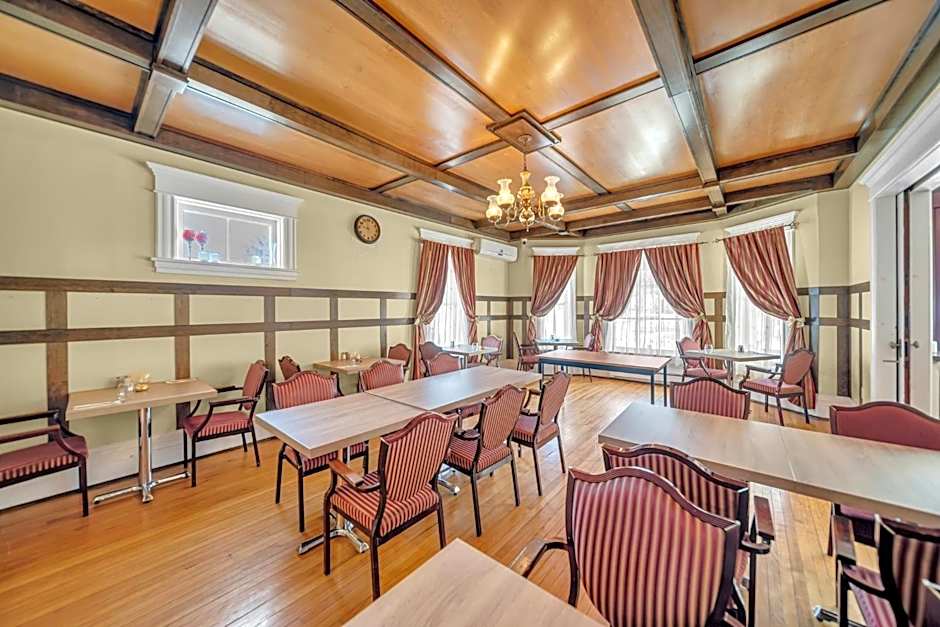 Marmora and Lake Inn and Victorian Diner-2025 Group Reunion Home for up to 32 guests