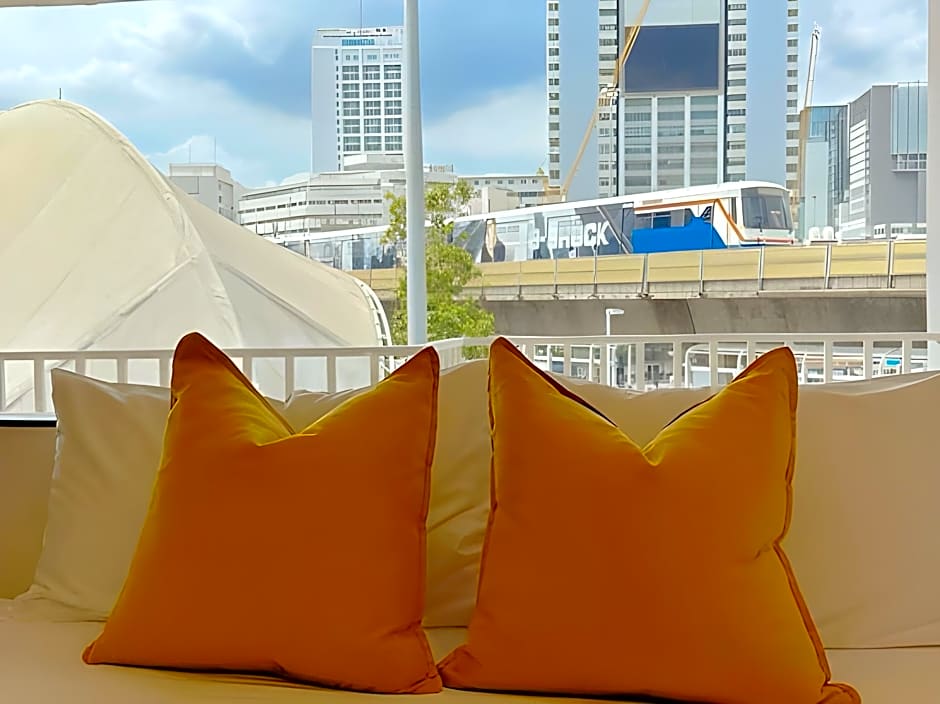 YELLO ROOMS Victory Monument