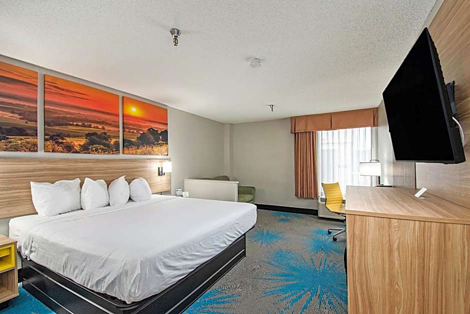 Days Inn & Suites by Wyndham Mt Pleasant