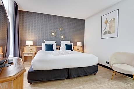 Queen Room with Street View - Non-Smoking