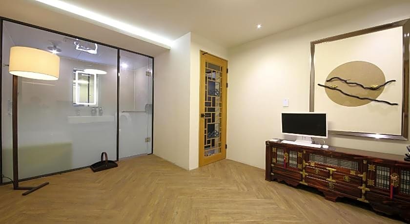 Avenue Hotel