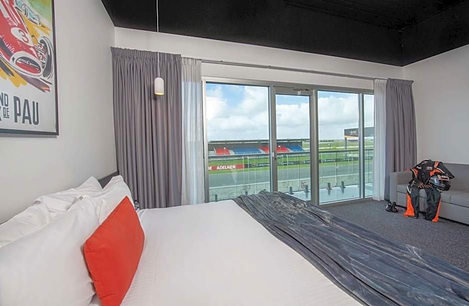 Rydges Pit Lane