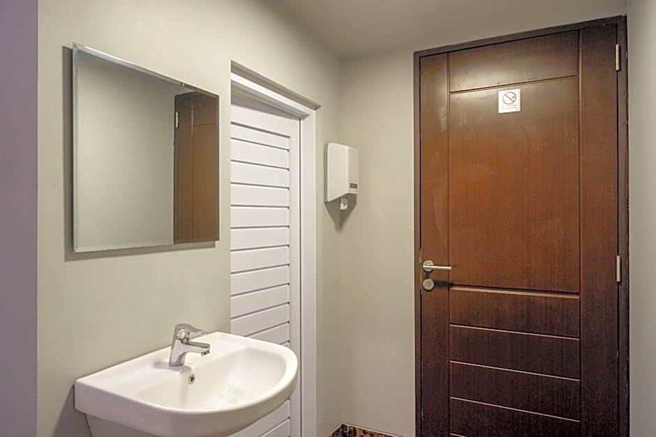 Sans Hotel Empress Simpang Lima