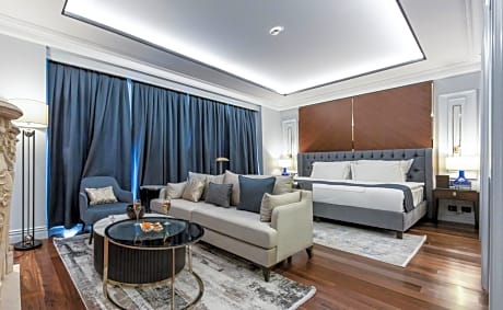 Premier King Suite with City View