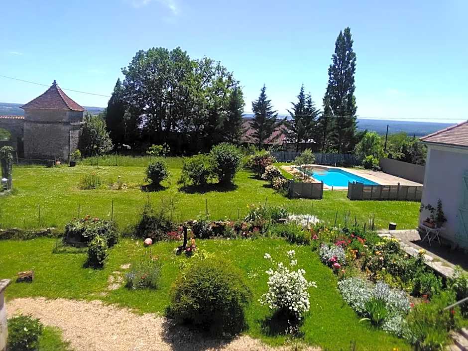 Nature et Piscine au sommet du Périgord