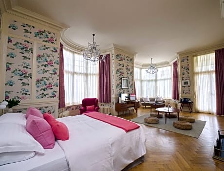 Deluxe King Suite with River View