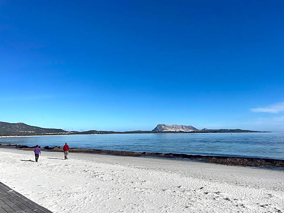 HOTEL Al FARO , SPIAGGIA LA CINTA ,SAN TEODORO