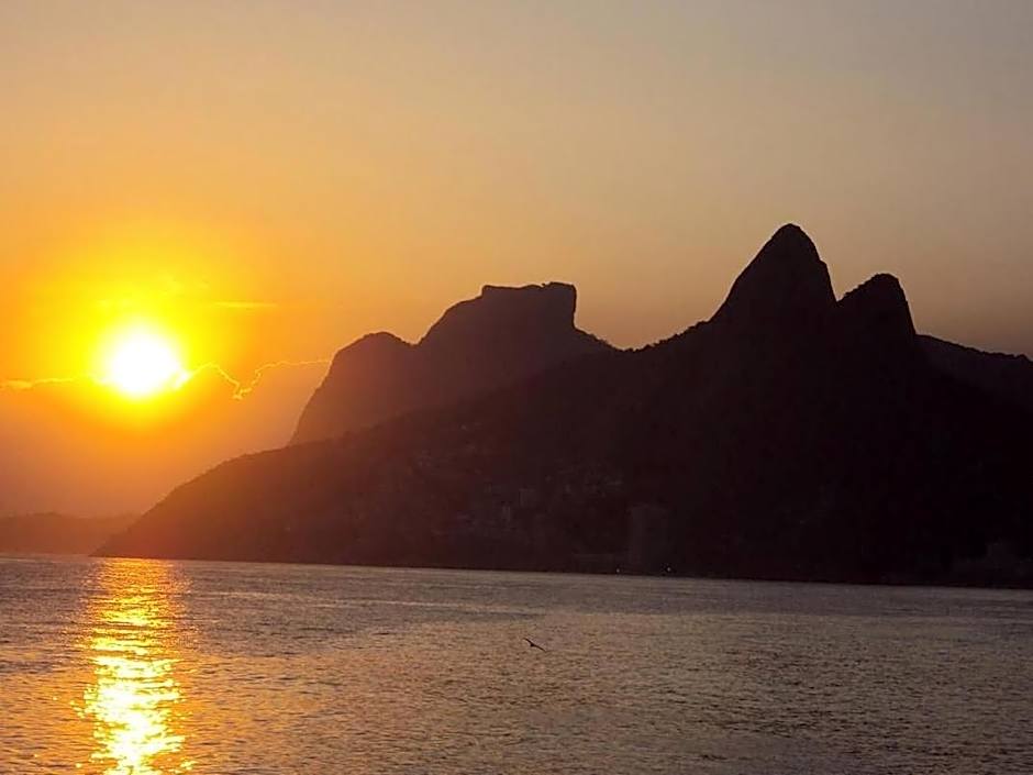 MS145. Excelente apartamento em andar alto no Arpoador!