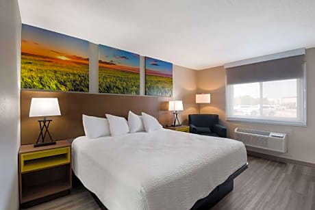 1 King Bed Non-Smoking
